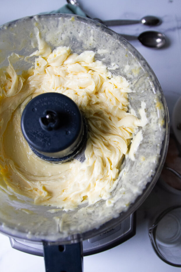 Finished mayonnaise in the food processor.